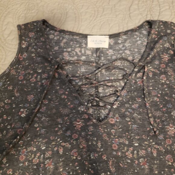 1.4.3. Story by Line Up Gray Cold Shoulder Top - Picture 6 of 9